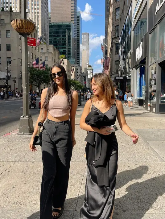 Anya Geraldine dan Pevita Pearce asyik berjalan di Times Square, New York. Keduanya kompak memakai busana crop top. (Foto: Instagram/ @pevpearce).
