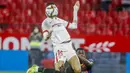 Pemain Sevilla, Youssef En-Nesyri, mengontrol bola saat melawan Barcelona pada laga leg pertama semifinal Copa del Rey di Estadio Ramon Sanchez Pizjuan, Kamis (11/2/2021). Barcelona tumbang dengan skor 2-0. (AP/Angel Fernandez)