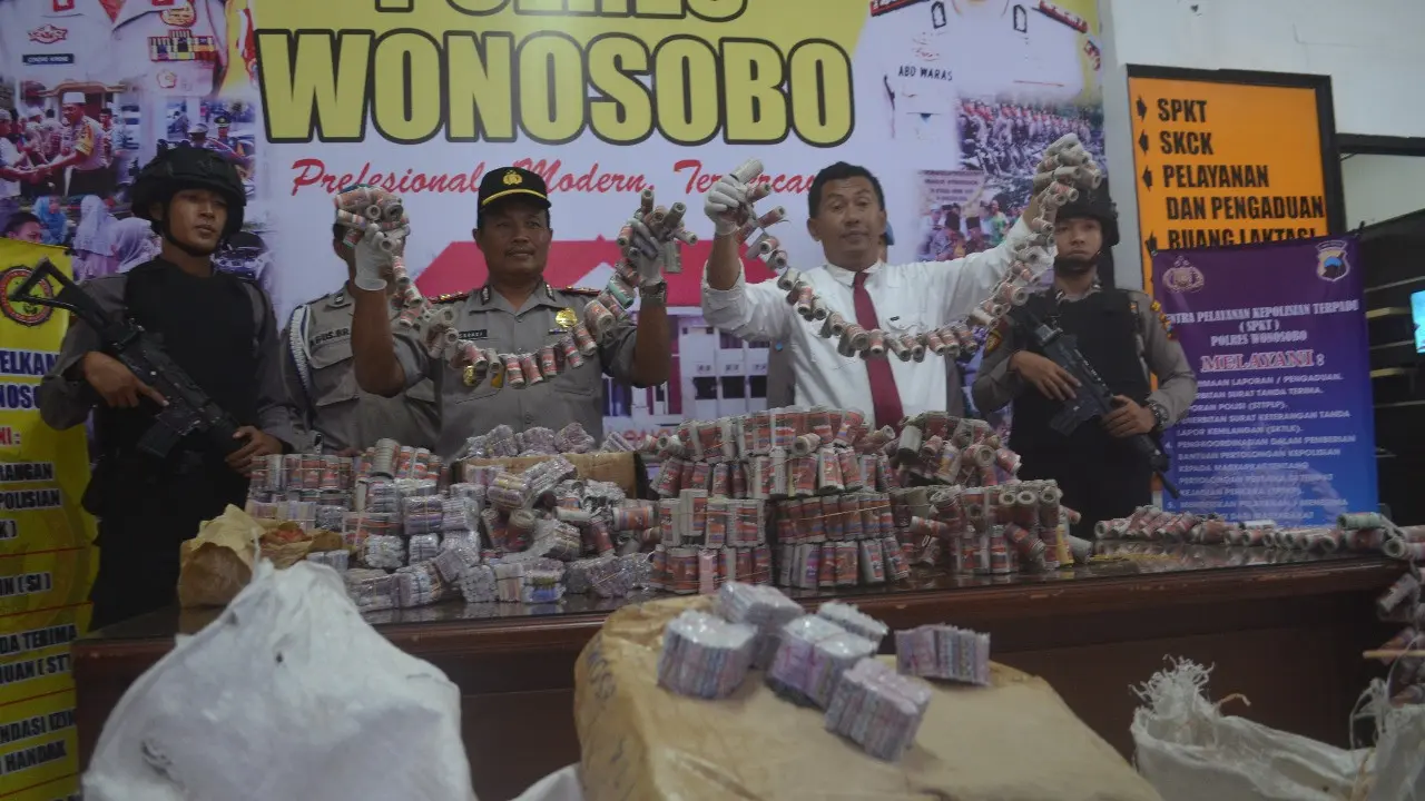 13 karung petasan berbagai ukuran dengan jumlah mencapai 1 juta petasan disita dari DU, warga Sukoharjo, Wonosobo, Jawa Tengah. (Foto: Liputan6.com/Polres Wonosobo/Muhamad Ridlo)