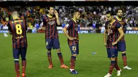 Para pemain Barcelona tidak kuasa menahan kekecewaannya usai dikalahkan seteru abadi mereka, Real Madrid 1-2 di final Piala Raja, di stadion Mestalla, Valencia (17/4/2014). (AFP PHOTO/LLUIS GENE)