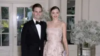 Miranda Kerr dan Evan Spiegel yang sudah resmi bertunangan kabarnya akan segera mungkin melangsungkan pernikahan mereka. Menuju hari bahagia tersebut, tersebar foto-foto pesta pertunangan mereka. (AFP/Bintang.com)