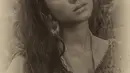 Biasa tampil stylish dengan gaya kekinian, potret Yasmin ini sempat bikin pangling. Terlihat makeupnya ini menggambarkan potret wanita zaman dahulu namun tetap menawan. Konsep pemotretan vintage seperti ini pun terlihat menarik dan banyak yang ingin mencobanya. (Liputan6.com/IG/@yasminnapper)