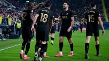 Pemain depan Valencia asal Nigeria #12, Sadiq Umar (kiri), merayakan kemenangan bersama rekan satu timnya di akhir pertandingan Liga Spanyol antara Villarreal CF dan Valencia CF di Stadion La Ceramica di Vilareal pada tanggal 15 Februari 2025. (JOSE JORDAN/AFP)