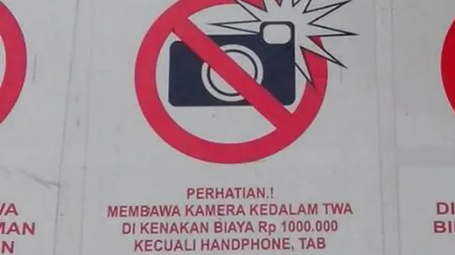 Deretan Spanduk di Taman Bermain Super Kocak, Sukses Bikin Orang Kesal