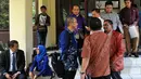 Direktur Hukum PSSI, Aristo Pangaribuan berbincang dengan timnya di Pengadilan Tata Usaha Negara (PTUN) Jakarta, Senin (4/5/2015).  Berkas gugatan PSSI ditolak karena dianggap tidak lengkap. (Liputan6.com/Yoppy Renato)