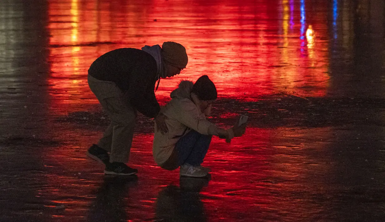 Warga bermain di danau beku dekat Olympics Green, Beijing, China, 3 Januari 2022. Libur Tahun Baru dimanfaatkan warga untuk bermain ice skating di sungai dan danau yang membeku. (AP Photo/Ng Han Guan)