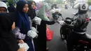 Sambil membawa bingkisan takjil. Anak-anak sangat antusias membagikan takjil pada para pengendara. (merdeka.com/Arie Basuki)