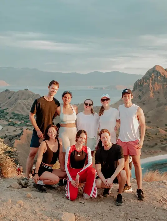 “Unbeatable beauty. Selamat Hari Kemerdekaan Republik Indonesia,” tulis Cinta Laura.  [Instagram/claurakiehl]