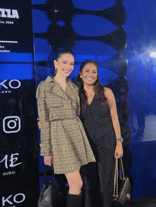 Meski sudah lama direstui, Alyssa Daguise tak bisa menyembunyikan kebahagiaan usai dilamar di depan sang ibu. (Liputan6.com/IG/@risadewi)