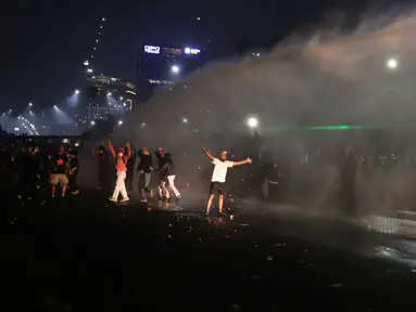 Massa dari berbagi elemen mahasiswa  dan masyarakat disemprot  water canon di depan Gedung DPR/MPR, Jakarta, Kamis, 27 Agustus 2026. (KLY/ Arie Basuki)