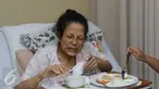 Bintang film senior, Yenny Farida sedang menjalani perawatan intensif di rumah sakit Mitra Keluarga, Depok, Jumat (3/6). Yenny menderita penyakit diabetes sejak lima tahun terakhir. (Liputan6.com/Herman Zakharia)