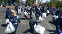15 Ribu Mahasiswa di Surabaya Punguti Sampah Usai Demo di Gedung DPRD Jatim