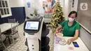 Pelanggan mengambil pesanan dari robot pelayan di Rasa Koffie, Pasar Baru, Jakarta, Kamis (13/1/2022). Penggunaan robot di kafe ini menjadi salah satu alternatif untuk meminimalisasi kontak antara pengunjung dan pelayan di masa pandemi COVID-19. (Liputan6.com/Faizal Fanani)