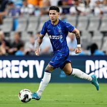 Enzo Fernandez menggiring bola saat Chelsea menghadapi Real Madrid pada uji coba terakhir di Amerika Serikat. (Bola.com/Dok. Chelsea)
