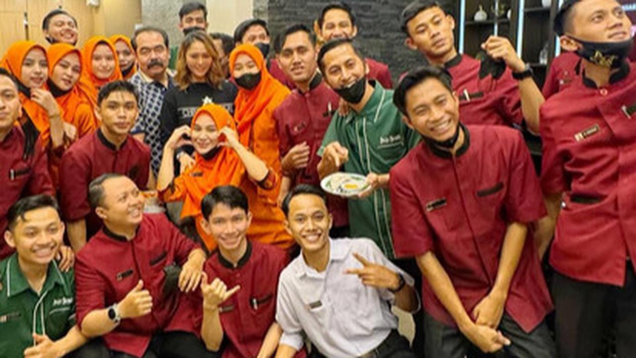 Potret Inul Daratista & Adam Suseno Gelar Perayaan Sederhana Ultah Pernikahan Ke-30 Cuma di Restoran Padang