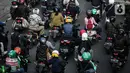 Sejumlah kendaraan bermotor terjebak kemacetan di Jalan K.H. Abdullah Syafei, Jakarta, Jumat (22/7/2022). Tim Pembina Samsat Nasional akan menghapus data kendaraan yang tak membayar pajak selama dua tahun. (Liputan6.com/Faizal Fanani)