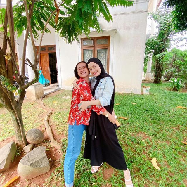 6 Potret Kebersamaan Dinda Hauw dan Manajernya, Bak Saudara Kandung
