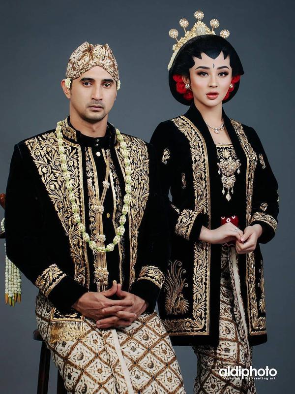 Ali Syakieb dan Margin Wieheerm dalam Busana Adat Jawa (Sumber: Instagram/aldiphoto)
