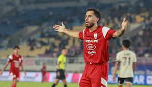 Bek keturunan Indonesia-Belanda, Jordy Tutuarima, saat mengukir debut bersama Persis Solo pada pertandingan melawan PSM Makassar di Stadion Manahan, Solo, Senin (13/1/2025) malam WIB. (Bola.com/Radifa Arsa)&nbsp;&nbsp;&nbsp;