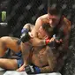 Khabib Nurmagomedov saat bertarung dengan lawannya, Dustin Poirier. Khabib sukses mengalahkan Dustin Poirier dalam pertarungan Minggu (8/9/2019) (AP Photo/Mahmoud Khaled)