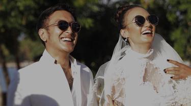 Perbedaan Gaun Pengantin Nagita Slavina Atiqah Hasiholan Dan Nadine Chandrawinata Yang Sama Sama Berlatar Pantai Fashion Fimela Com