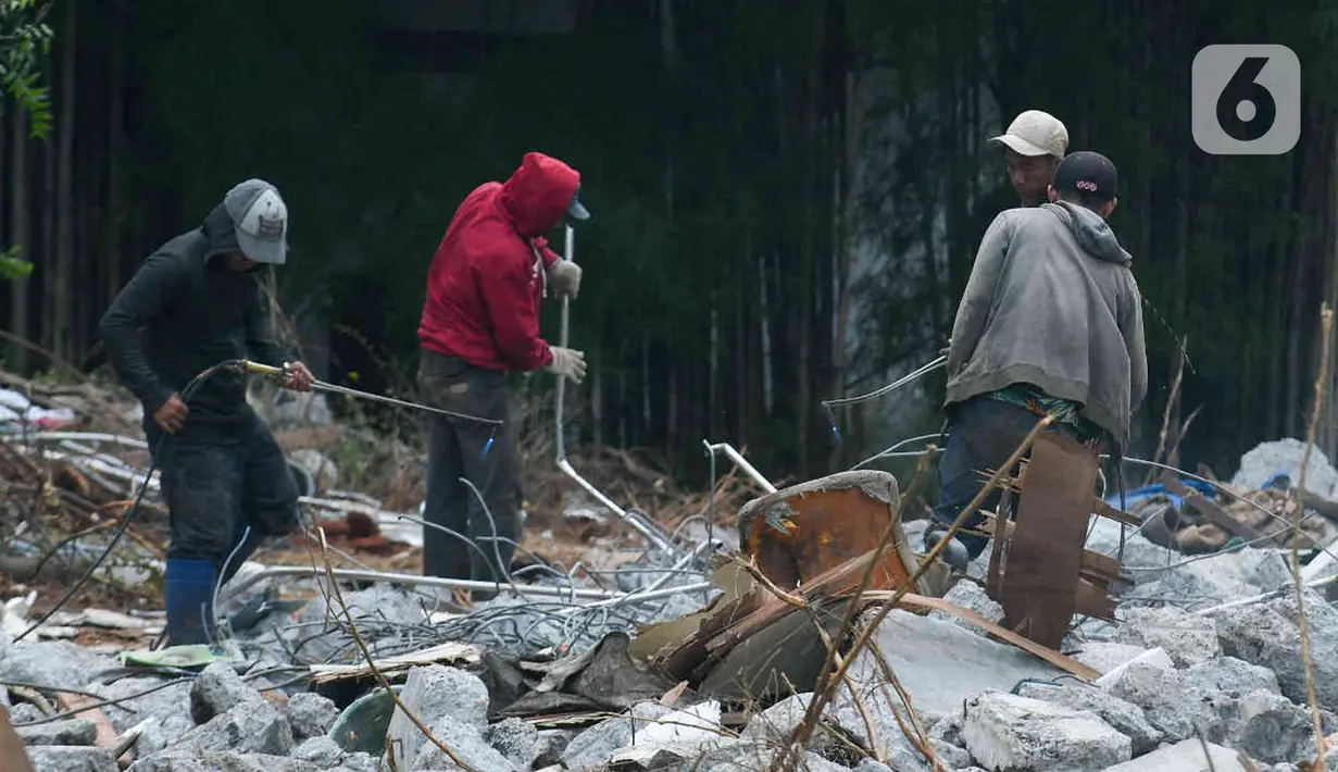 Pekerja sedang menyelesaikan pengerjaan renovasi di Taman Mini Indonesia Indah, Jakarta, Rabu (26/1/2022). Menteri Pekerjaan Umum dan Perumahan Rakyat (PUPR) Basuki Hadimuljono mengalokasikan Rp1,13 triliun untuk kegiatan renovasi Taman Mini Indonesia Indah (TMII).  (Liputan6.com/Herman Zakharia)