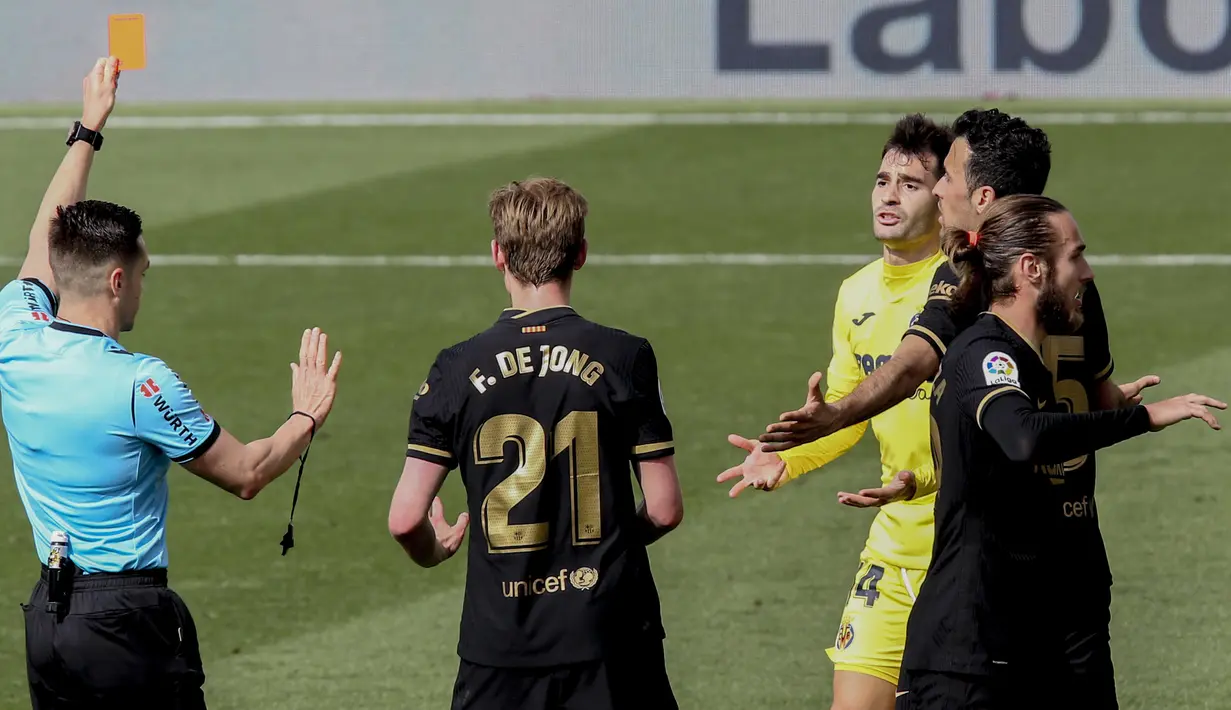 Gelandang Villarreal, Manu Trigueros (ketiga dari kanan) menerima kartu merah dari wasit saat melawan Barcelona  dalam laga lanjutan Liga Spanyol 2020/2021 pekan ke-32 di The Ceramica Stadium, Villarreal, Minggu (25/4/2021). Villarreal kalah 1-2 dari Barcelona. (AP/Alberto Saiz)