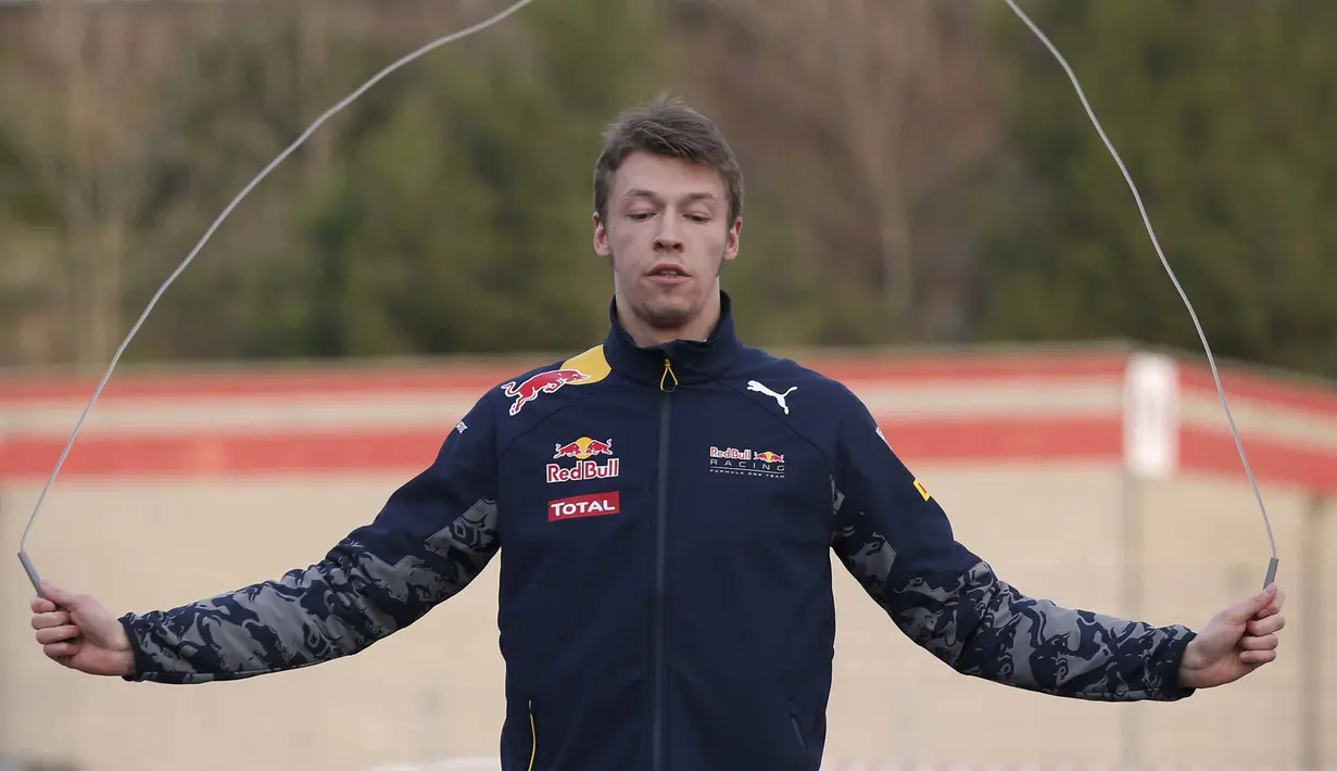 Pebalap Red Bull, Daniil Kvyat mencatat waktu 1m24,293s pada sesi terakhir tes pramusim di Sirkuit Catalunya, Montmelo, Barcelona, Spain, Kamis, (25/2/2016). (REUTERS/Sergio Perez)