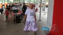Seorang pedagang saat bersiap melakukan sesi foto untuk pembuatan tanda pengenal di Kawasan Lenggang Jakarta, Monumen Nasional, Jakarta, Rabu (8/4/2015). (Liputan6.com/Herman Zakharia)