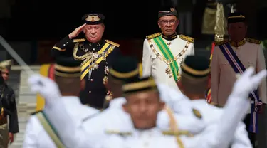 Raja Malaysia ke-17, Sultan Ibrahim Sultan Iskandar dari Johor memberi hormat kepada penjaga kehormatan, di samping Perdana Menteri Malaysia Anwar Ibrahim di Istana Nasional di Kuala Lumpur pada tanggal 31 Januari 2024. (HASNOOR HUSSAIN/POOL/AFP)