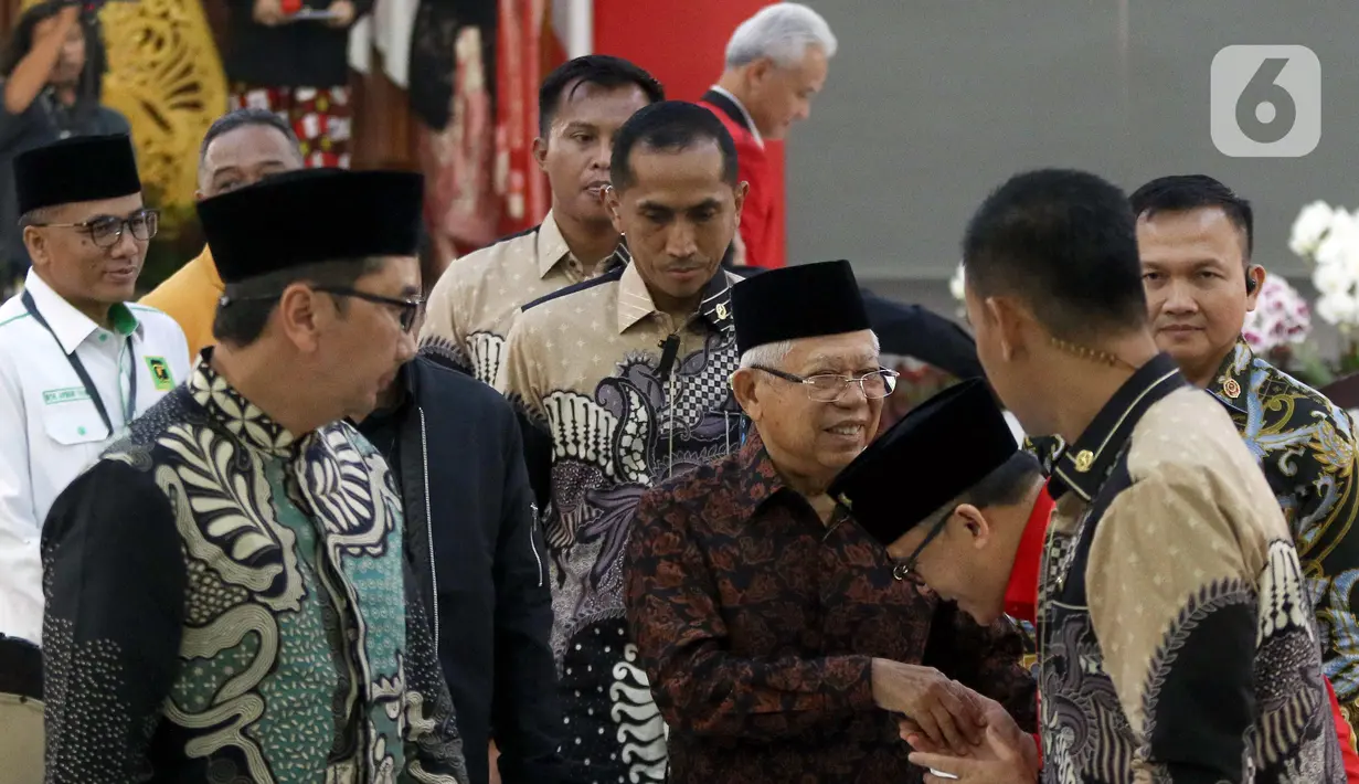Tak hanya memberi sambutan dan selamat, Ma'ruf Amin bahkan ikut memotong tumpeng bersama Ketua Umum PDIP Megawati Soekarnoputri, capres nomor urut 3 Ganjar Pranowo, dan sejumlah elite partai. (Liputan6.com/Herman Zakharia)