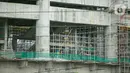 Aktivitas pekerja proyek pembangunan Jakarta International Stadium atau Stadion BMW di kawasan Papanggo, Tanjung Priok, Jakarta, Senin (18/1/2021). Progres pembangunan Jakarta International Stadium atau Stadion BMW ditargetkan rampung pada Oktober 2021. (Liputan6.com/Faizal Fanani)