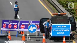 Petugas memasang barikade di Tol Dalam Kota yang mengarah ke Tol Cikampek di Jakarta, Jumat (6/5/2022). Polda Metro Jaya memberlakukan penutupan akses menuju Tol Jakarta-Cikampek dari arah Tol Dalam Kota dan Tol Priok guna mengantisipasi terjadinya kepadatan lalu lintas pada arus balik Lebaran 2022. (Liputan6.com/Herman Zakharia)