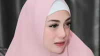 Mengaku Nyaman, Ini 7 Potret Celine Evangelista Berhijab Meski Beragama Katolik (Sumber: Instagram/celine_evangelista)