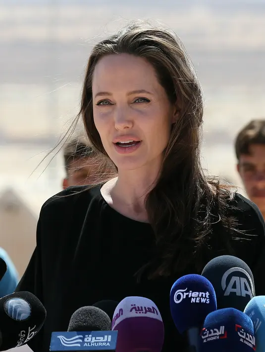 Gugatan cerai angelina Jolie tak diikuti tuntutan lainnya, termasuk tanggung jawab keuangan. Jolie hanya meminta hak asuh anak jatuh kepadanya, meski Brad Pitt masih tetap boleh mengurus anak-anaknya setelah bercerai nanti. (AFP/Bintang.com)