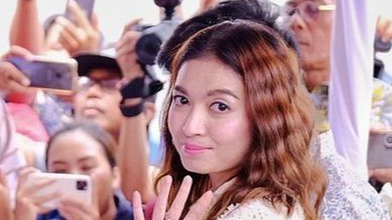 Penampilan Selvi Ananda saat Nyoblos Curi Perhatian, Berbaju Krem Rambutnya Dicurly Cantik Banget