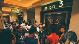 Antrian penonton di pintu Studio saat Premier Film Jupiter Ascending di Plaza Indonesia XXI, Jakarta, Selasa (3/2/2015). (Liputan6.com/Faizal Fanani)