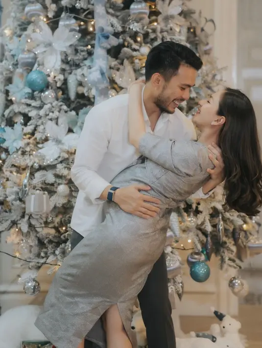 Di masa kehamilannya, Jessica juga masih bergaya feminin dengan dress berpotongan klasik. [Foto: Instagram/ Jessica Mila]