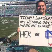 Seharusnya menikah, tapi pria ini pilih menonton sepakbola di hari pernikahannya. (Foto: abcnews.com)