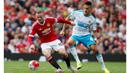 Pemain MU, Wayne Rooney berusaha melewati pemain Newcastle, Aleksandar Mitrovic pada laga Liga Inggris di Stadion Old Trafford, Inggris, Sabtu (22/8/2015). Pertandingan berakhir imbang 1-1. (Reuters/Andrew Yates)