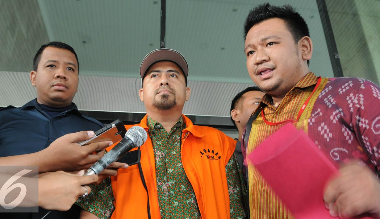 Kakak Saipul Jamil, Samsul Hidayatullah menyimak pertanyaan wartawan saat di Gedung KPK, Jakarta, Kamis (11/8). Kasus dugaan suap pengurangan vonis Saipul Jamil siap disidangkan karena dinyatakan p21. (Liputan6.com/Helmi Afandi)