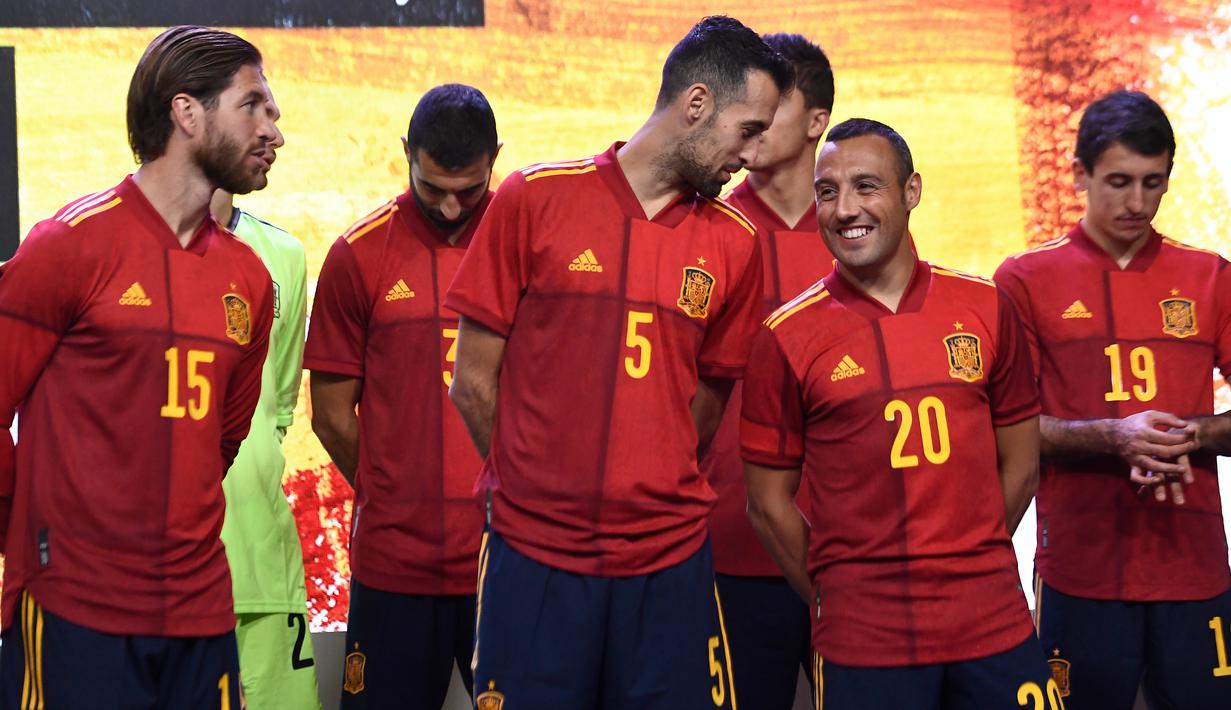 Pemain Timnas Spanyol, Sergio Busquets berbincang dengan Santi Cazorla saat launching jersey baru di Las Rozas, Madrid, Spanyol, Rabu (13/11). Jersey baru tersebut untuk menyambut Piala Eropa 2020. (AFP/Oscar Del Pozo)