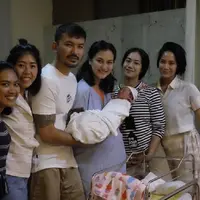 Atiqah Hasiholan - Rio Dewanto dikaruniai anak pertama | foto : instagram Rio Dewanto