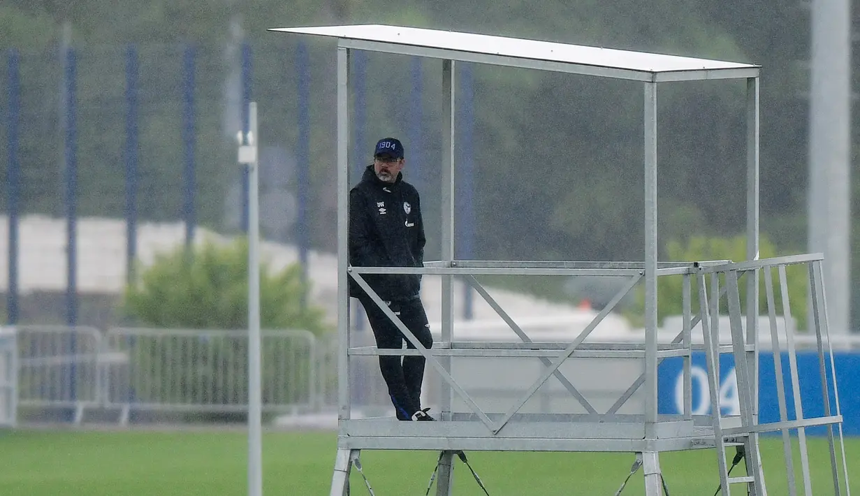 Pelatih FC Schalke 04, David Wagner melihat para pemain berlatih di Gelsenkirchen, Jerman, Rabu, (29/4/2020). Meski ada larangan pertemuan besar hingga Agustus untuk melawan pandemi Covid-19, para pejabat sepakbola berharap untuk memulai kembali liga tanpa penonton di bulan Mei. (AP/Martin Meissner)