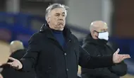 Carlo Ancelotti. Pelatih berusia 63 tahun yang sejak awal musim 2021/2022 membesut Real Madrid di periode keduanya ini tercatat pernah menangani 2 klub di Liga Inggris, yaitu Chelsea dan Everton. Ia mengarsiteki Chelsea selama 2 musim pada 2009/2010 dan 2010/2011. Sementara bersama Everton ia bertahan selama 1,5 musim mulai pertengahan musim 2019/2020 hingga akhir musim 2020/2021. (AFP/Pool/Peter Powell)