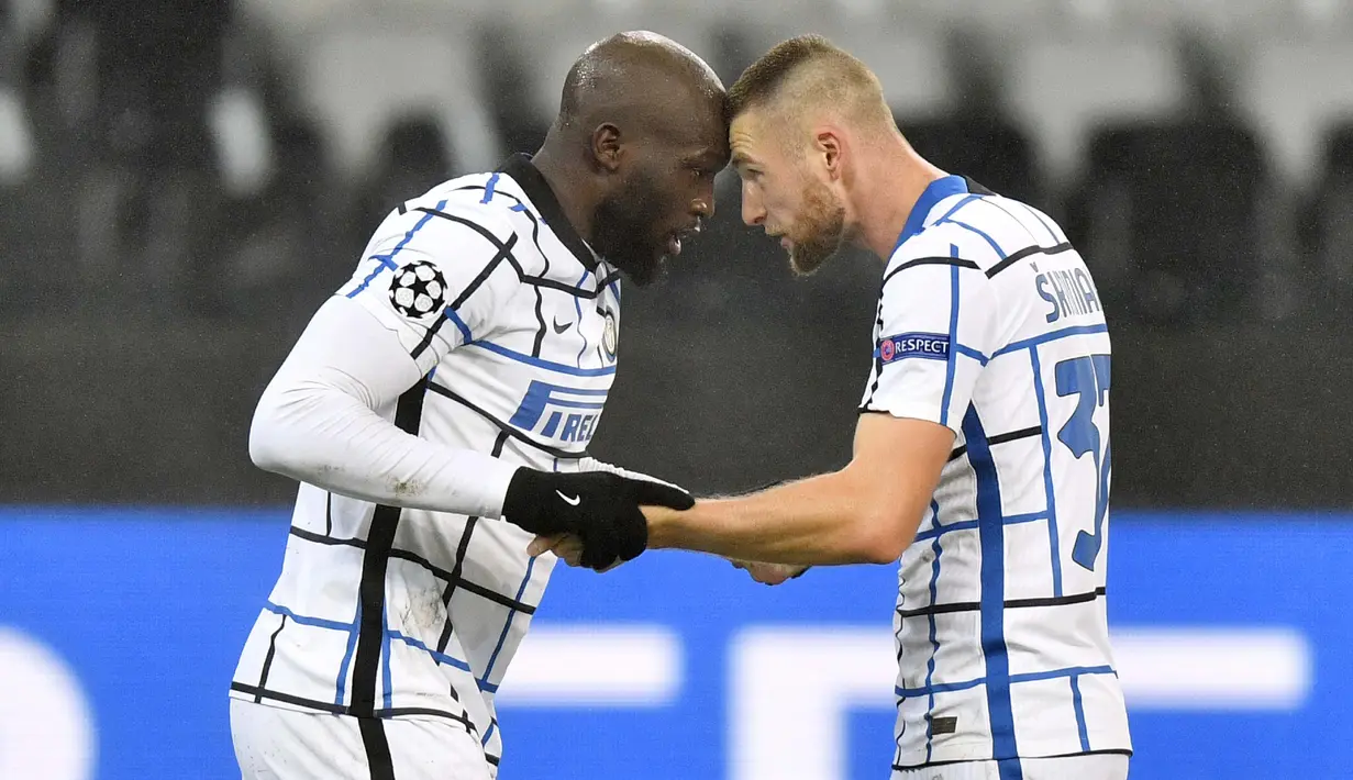 Striker Inter Milan, Romelu Lukaku, bersama Milan Skriniar melakukan selebrasi usai mencetak gol ke gawang Borussia Moenchengladbach pada laga Liga Champions di Stadion Borussia Park, Rabu (2/12/2020). Inter Milan menang dengan skor 3-2. (AP/Martin Meissner)
