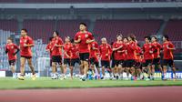 Sejumlah pemain Timnas Jepang melakukan pemanasan saat latihan resmi menjelang laga lanjutan putaran ketiga Grup C Kualifikasi Piala Dunia 2026 melawan Timnas Indonesia di Stadion Utama Gelora Bung Karno (SUGBK), Senayan, Jakarta, Kamis (14/11/2024). (Bola.com/Bagaskara Lazuardi)