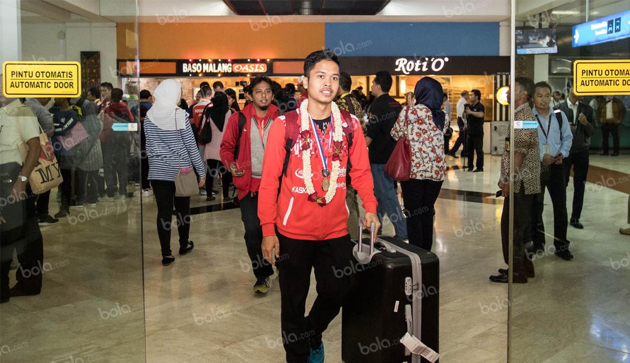 Pebulutangkis tim Piala Thomas Indonesia, Anthony Ginting, saat tiba di Bandara Soekarno-Hatta. Meski gagal meraih gelar Piala Thomas, namun pasukan Indonesia mendapat apresiasi karena mereka masih muda-muda. (Bola.com/Vitalis Yogi Trisna)