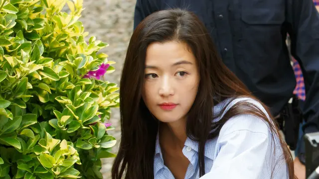 Jun Ji Hyun dalam The Legend of Blue Sea. (SBS via Soompi)