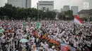 Poster seruan untuk menghentikan kekerasan terhadap etnis Rohingya pada Aksi 169 Bela Rohingya di kawasan Patung Kuda, Jakarta Pusat, Sabtu (16/9). Aksi damai ini diikuti seluruh kalangan masyarakat mulai usia muda hingga tua. (Liputan6.com/Faizal Fanani)